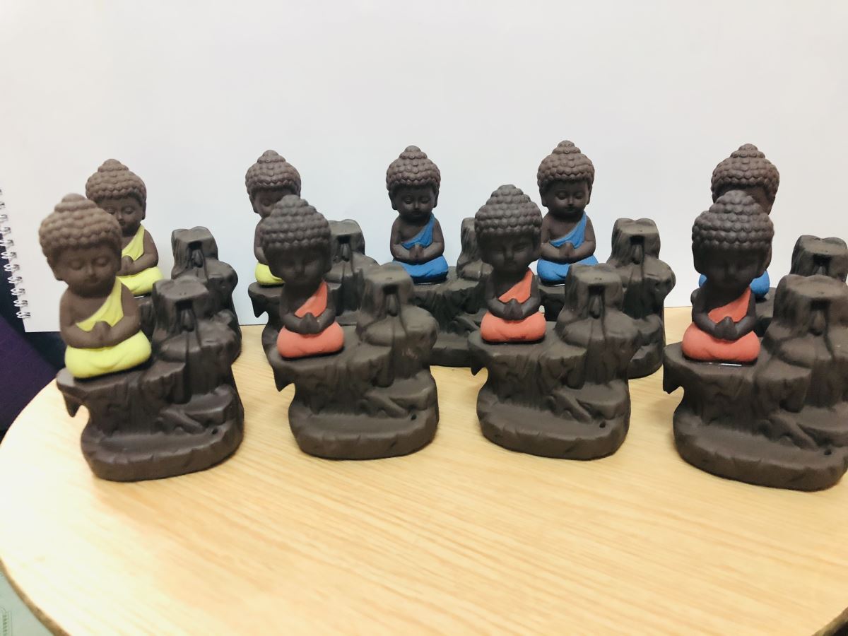 Chú Tiểu Phật Ngồi Bên Thác